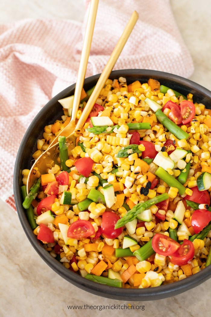 Grilled Corn Summer Salad in black bowl on marble surface